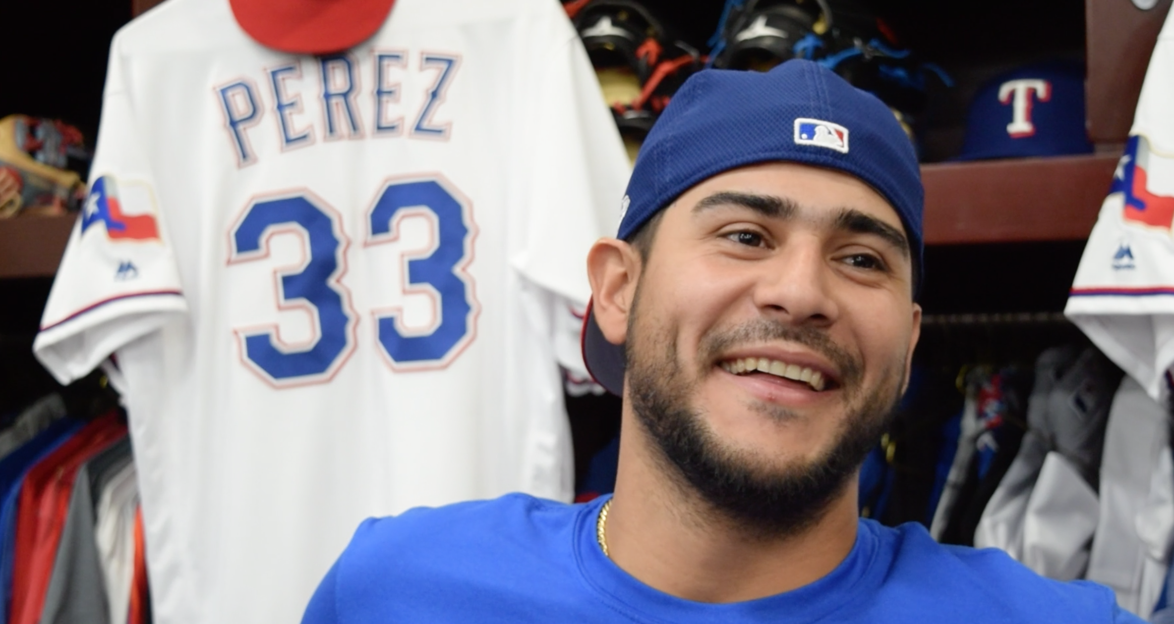 Rangers' Martin Perez breaks arm when hit by liner